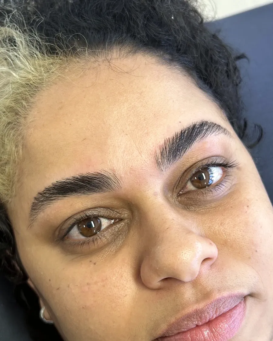 Sobrancelhas alinhadas com brow lamination
