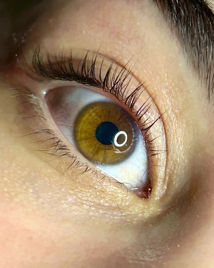 Cílios naturais curvados com lash lifting