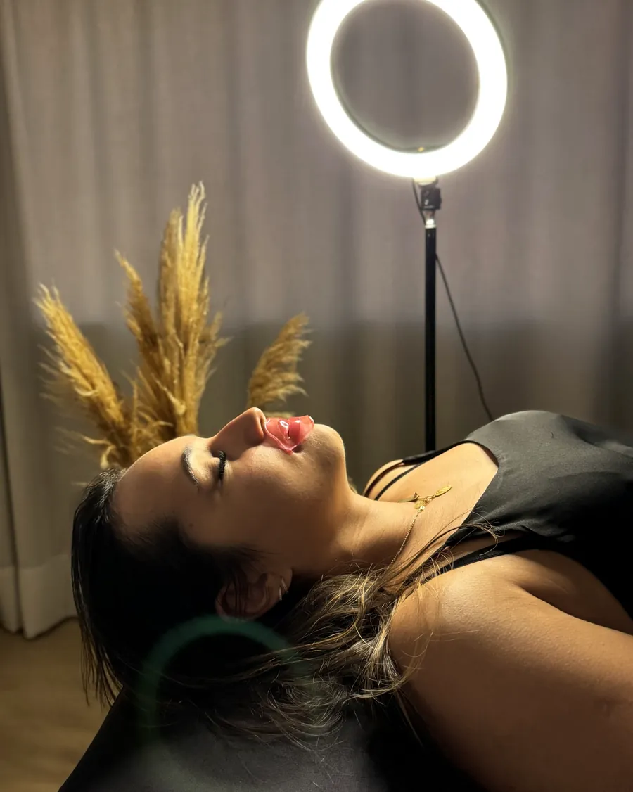 Cliente relaxando durante o spa labial no studio