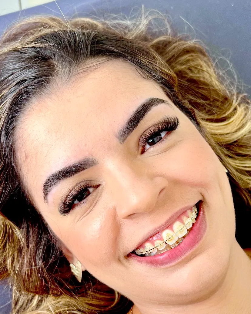 Cliente sorrindo com volume egípcio nos cílios